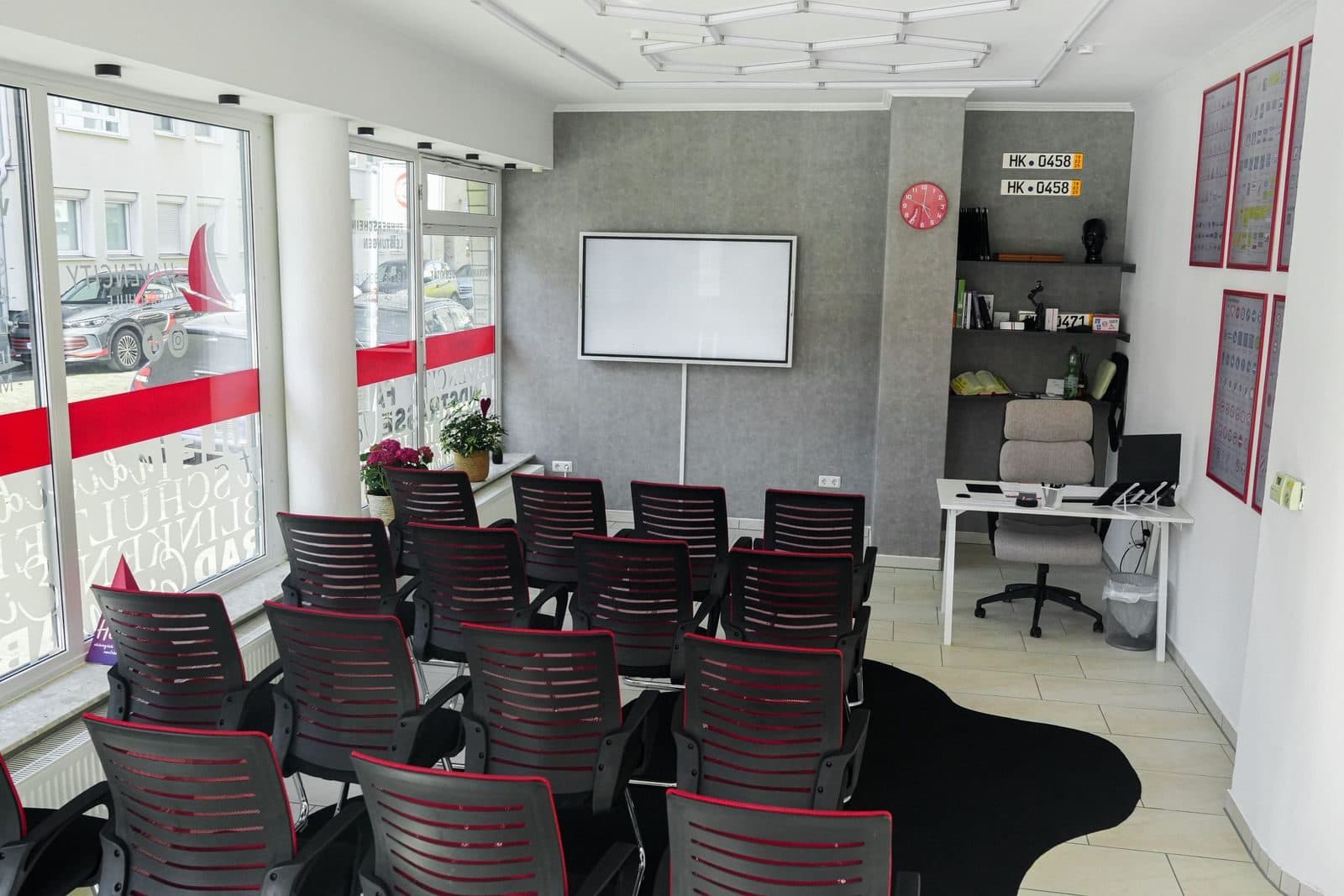 Der Schulungsraum der Fahrschule HavenCity mit Smartboard